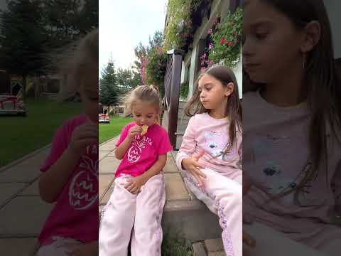 🤣 Tata e cel mai BUN în PARC 😵💫 Who is More fun in the park 😎 Mom or Dad ? #shorts by #marastefania