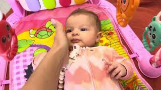 MELISSA BRINCANDO NO SEU TAPETE