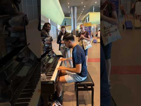 Mi fingo un pianista principiante con i passanti a Roma #prank #divertente #scherzo #piano #pianista