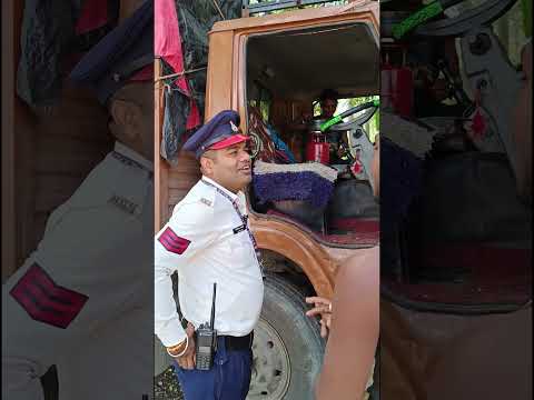 खाना पकाइए लेकिन ट्रक सड़क पर ऐसे ना लगाएं 🙏 #TruckSafety