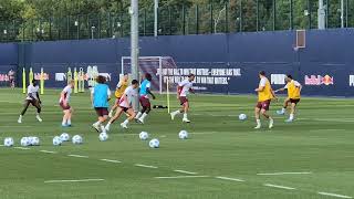 RB Leipzig Training: Das 16-jährige Eigengewächs Viggo Gebel kickt bei den Profis locker mit