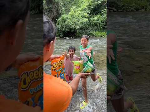 Los niños en el Río de papitas 🏊🏼‍♀️🍟🤣💦 #shorts #rio #papitas #comedy