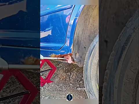 Este chico es un genio, repara una puerta de coche dañada de una manera increible😮