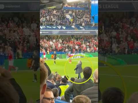 Jose Mourinho tells off the Benfica fans 😳