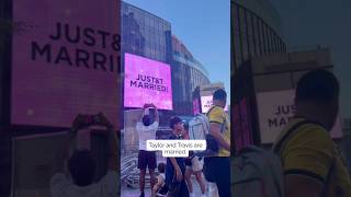 BREAKING NEWS🚨 JUST MARRIED?Taylor Swift & Travis Kelce Billboard Has Fans Doing a Double Take! 👀