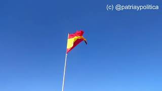 📹Bandera de España ondeando al viento en cielo despejado