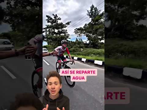 Repartiendo agua a un ciclista