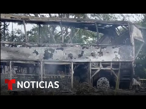 Decenas de muertos tras un accidente de un tráiler con un autobús en Campeche | Noticias Telemundo