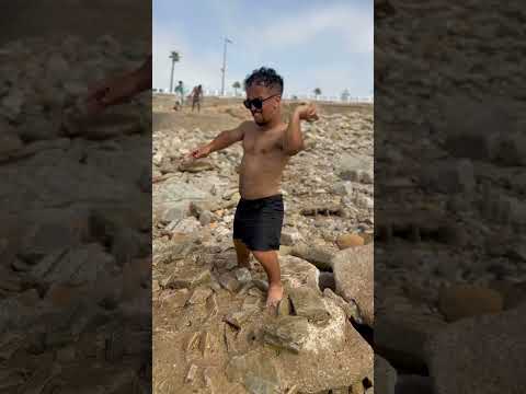 بغا يغرقني فالبحر🌊 😂