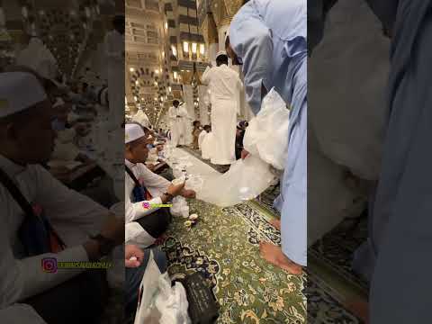 GERAK CEPAT JEMAAH MEMBERSIHKAN MASJID NABAWI SETELAH BUKBER