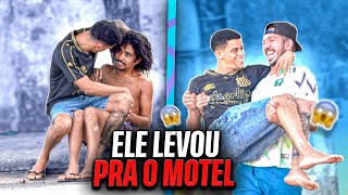 SUBIND0 NO COLO DE ESTRANH0S - pegadinha