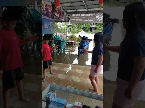 lato lato vs banjir😂