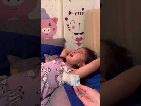 Toddler stops crying when she receives cash