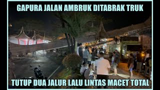 Gapura Jalan Ambruk Ditabrak Truk, Tutup Dua Jalur Lalu Lintas Macet Total