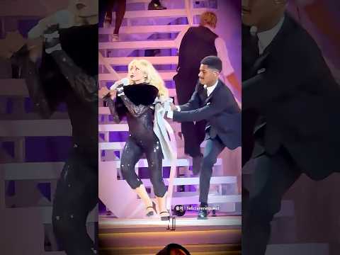 사브리나를 충격에 빠뜨린 백댄서의 행동