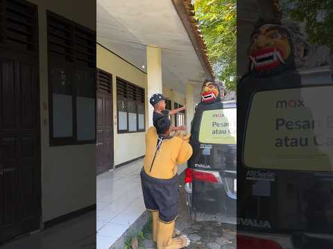 Anjar minta diambilin topeng yang nyangkut