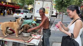 Cụ Ông ăn ngủ với chó trên chiếc xe ba bánh ở trung tâm sài gòn