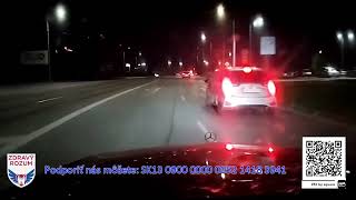 Zly kapitán so zlou vlajkou.