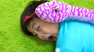 Snake creeping up pretend play,KOYA NEMI, NEMI se convierte en víbora!?,