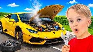 Niños paseando en coches de juguete - Divertida aventura en el taller mecánico