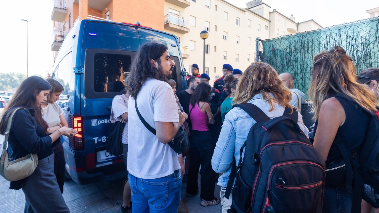 Suspenen el desnonament d’una de les famílies dels pisos del carrer Òmnium Cultural de Vic