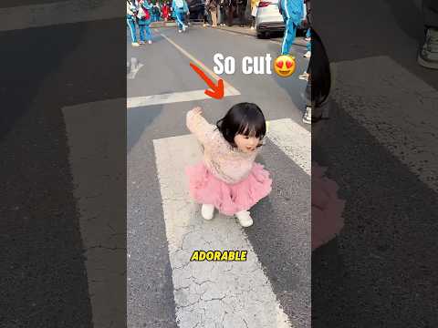 When the girl picked up her sister, she attracted everyone's attention.#cute#funny#shorts