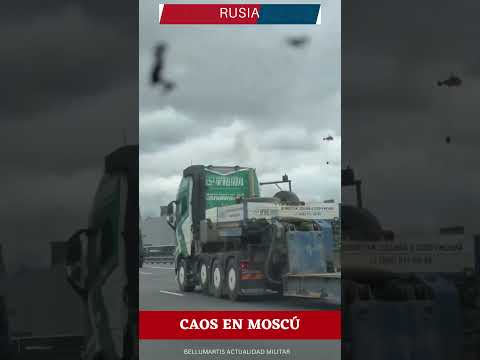 CAOS EN MOSCÚ. Varios helicópteros rusos intentando apagar el masivo incendio en la refinería