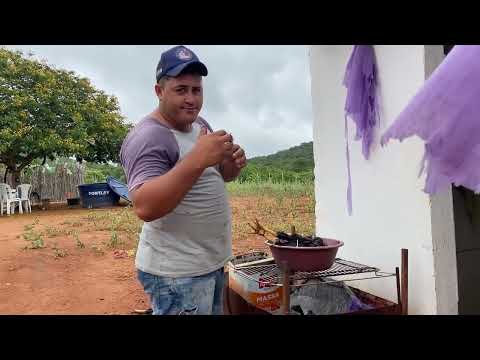 JOÃO PREPARANDO UMA GALINHA DE CAPOEIRA