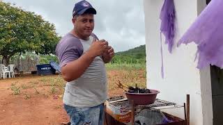 JOÃO PREPARANDO UMA GALINHA DE CAPOEIRA