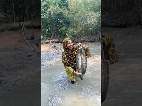 জীবনে প্রথম পুকুরের মাছ ধরতে নামলাম👍🤣 #funny #fish #modern #shorts