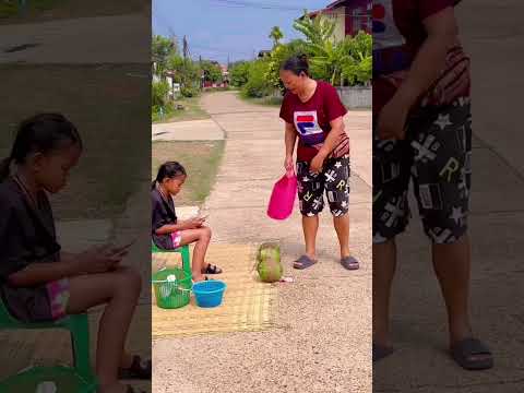 नारियल बेचने का नया तरीका 😂#shorts #viral #entertainment