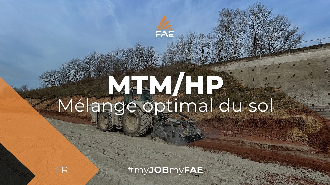Vidéo Stabilisateur au travail sur un chantier autoroutier : tête multifonction FAE avec un tracteur Fendt 936