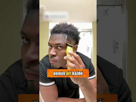 Stříhá vlasy lépe než holič 😆😁