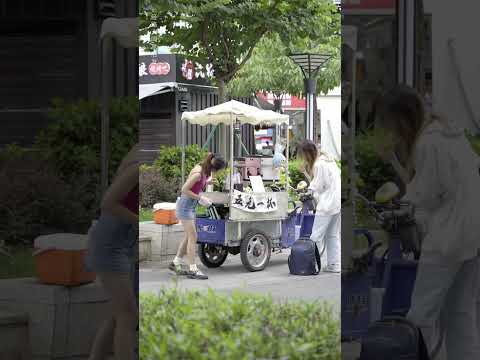 配音整蠱美女奶茶妹，美女竟然發出這種聲音，顧客都笑的不行了！