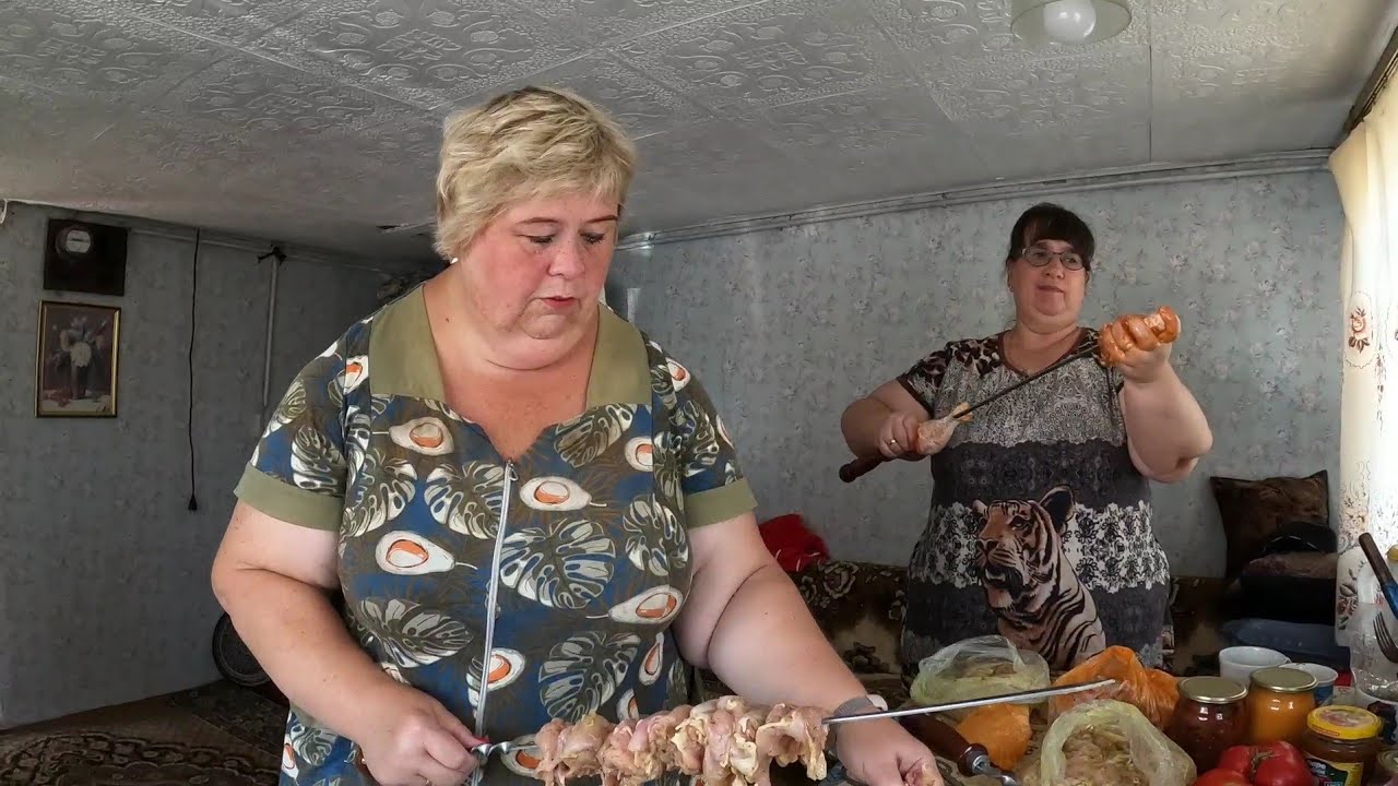 Друзья приехали в гости. Жарим шашлыки и собираем урожай