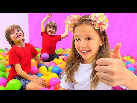Nastya spielt eine Mathematiklehrerin und bringt Kindern Formen, Zahlen und Alphabet bei