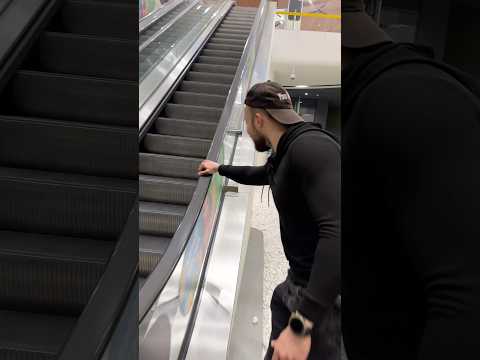 Ніколи не роби цього на ескалаторі