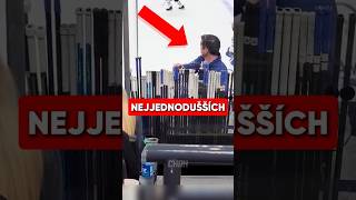 Jeho jediná PRÁCE je DRŽET HOKEJKY?! 🤔🏒