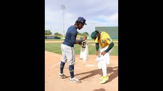 Leo De Vries y Jesús Made intercambiaron camisas durante partido. #dios #jesusmade #leodalisdevries