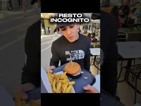 OUBLIE PAS POCE BLEU 🐼❤️ #caméracachée #experiencesociale #blackandwhite10k #prank #burger #halal