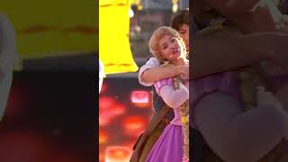 Raiponce et Flynn prennent possession de la scène en musique à Disney Adventure World