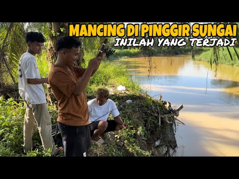 Preman Kampung Mancing Di Sungai Di Pinggir Jalan! Inilah Yang Terjadi!