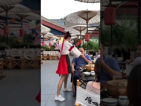 Nhân Viên Bá Đạo Nhất Trung Hoa|瓶盖去哪儿了？😂#汉服 #cosplay #douyin #funny