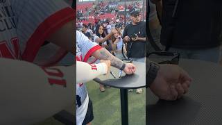 🔥 Se tatuó el HR de Turner… y años después se reencuentra con él