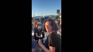 Gradjani na protestu simuliraju povrede kako bi zaustavili saobracaj