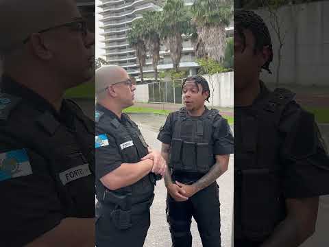 Tu acha que eu sou só policial.