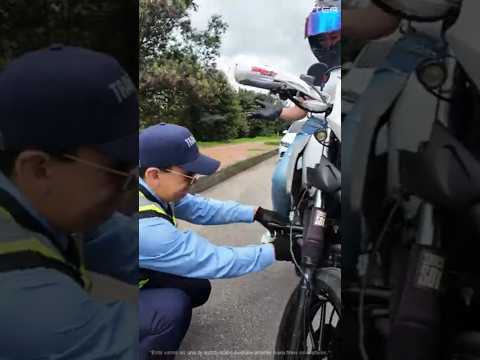 Por tener DEFENSAS en la moto un Agente de Tránsito quiere MULTAR a motociclista, esto pasó...