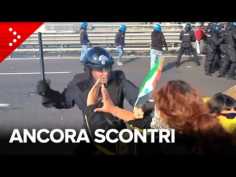 Nuovi scontri a Bologna: manifestanti pro Pal bloccano la tangenziale, cariche della polizia