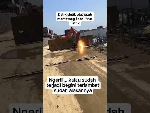 Detik-detik plat jatuh memotong kabel arus listrik.