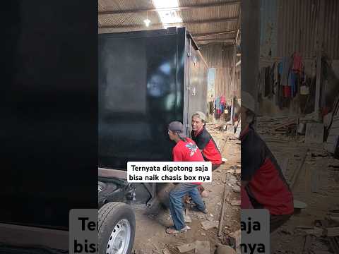 ternyata dengan menggotong rame rame saja  bisa menaikan box besi ke atas chasis mitsubishi L 300